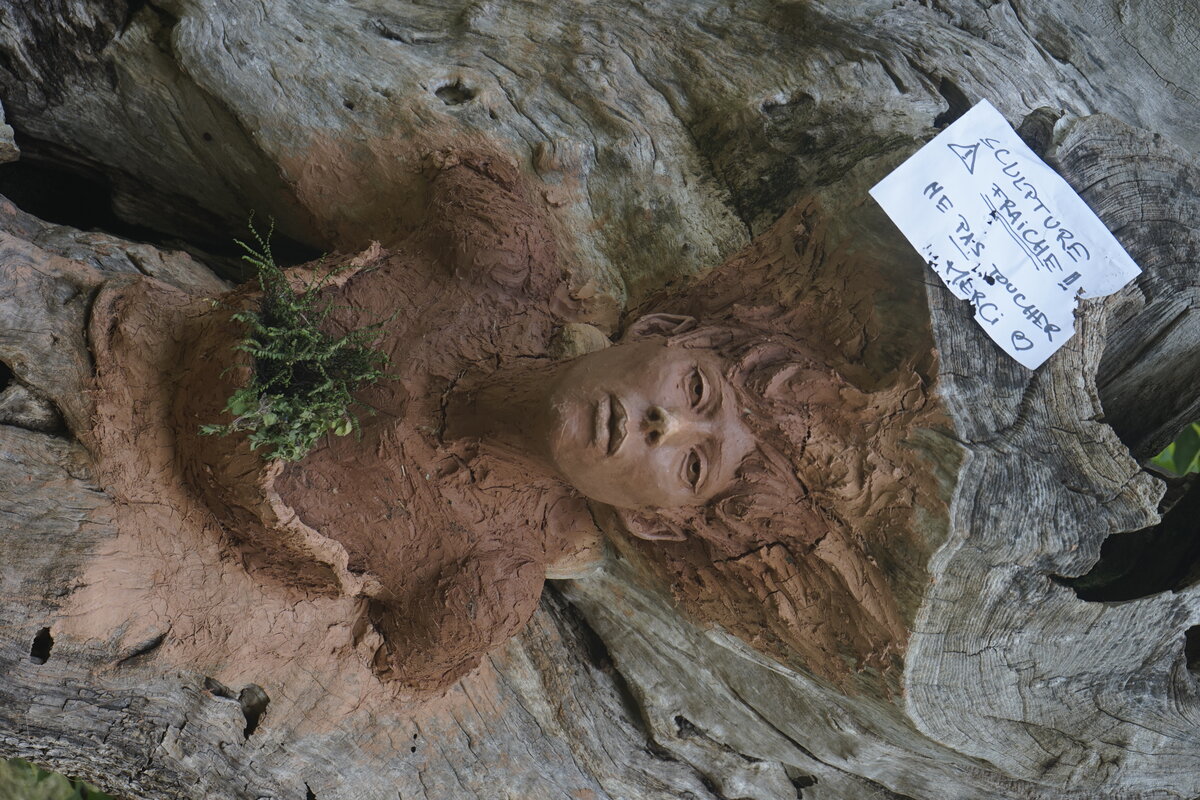 Semiostalgia P0014 — Sculpture en cours de séchage, en terre crue, filasse végétale, grillage à poule, Saint-Antonin-Noble-Val