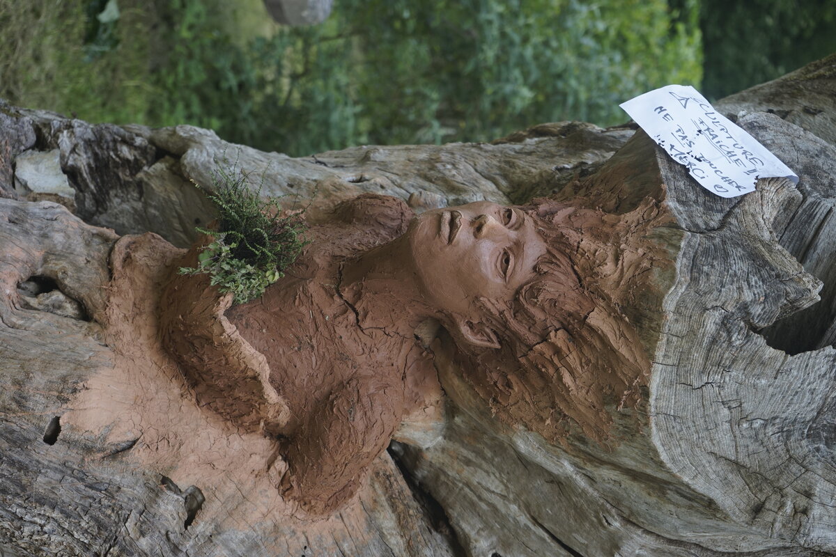 Semiostalgia P0014 — Sculpture en cours de séchage, en terre crue, filasse végétale, grillage à poule, Saint-Antonin-Noble-Val