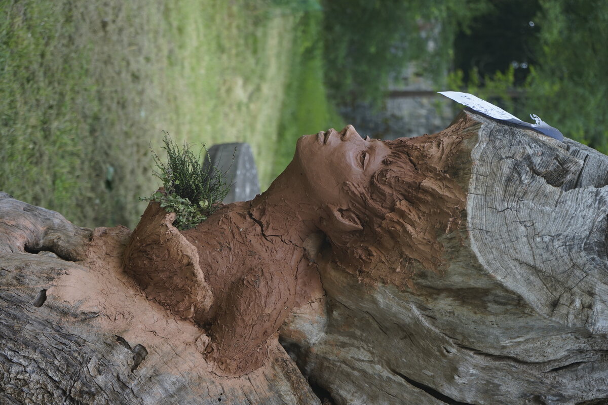 Semiostalgia P0014 — Sculpture en cours de séchage, en terre crue, filasse végétale, grillage à poule, Saint-Antonin-Noble-Val