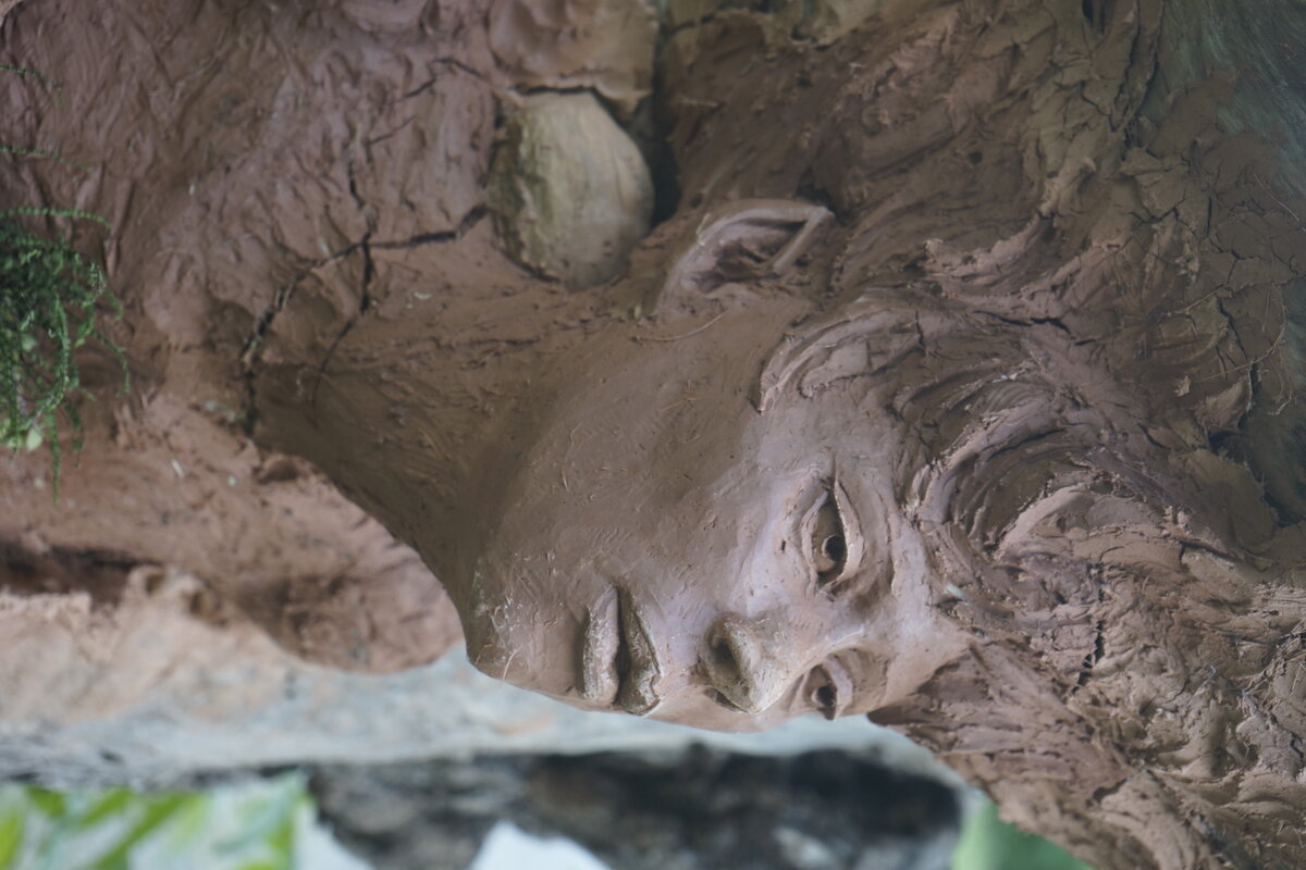 Semiostalgia P0014 — Sculpture fraîche, en terre crue, filasse végétale, grillage à poule, Saint-Antonin-Noble-Val