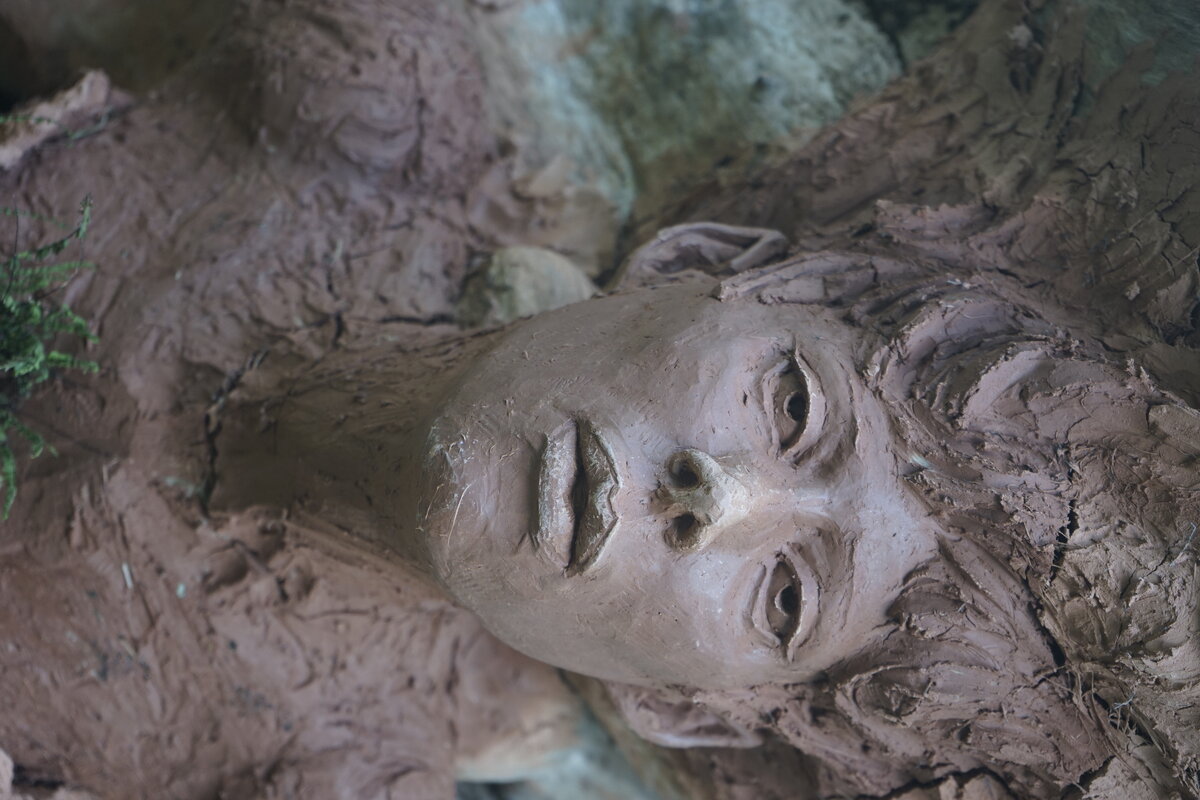 Semiostalgia P0014 — Sculpture en cours de séchage, en terre crue, filasse végétale, grillage à poule, Saint-Antonin-Noble-Val
