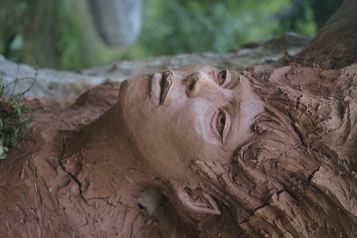 Semiostalgia P0014 — Sculpture en cours de séchage, en terre crue, filasse végétale, grillage à poule, Saint-Antonin-Noble-Val