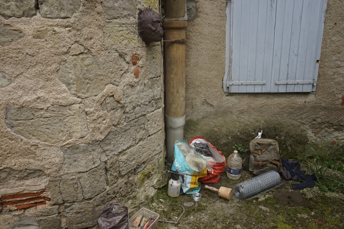 Semiostalgia P0015 — Sculpture fraîche, en terre crue, filasse végétale, grillage à poule, Saint-Antonin-Noble-Val
