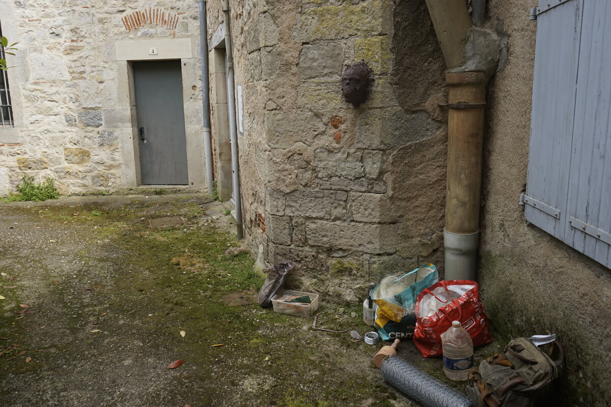 Semiostalgia P0015 — Sculpture fraîche, en terre crue, filasse végétale, grillage à poule, Saint-Antonin-Noble-Val