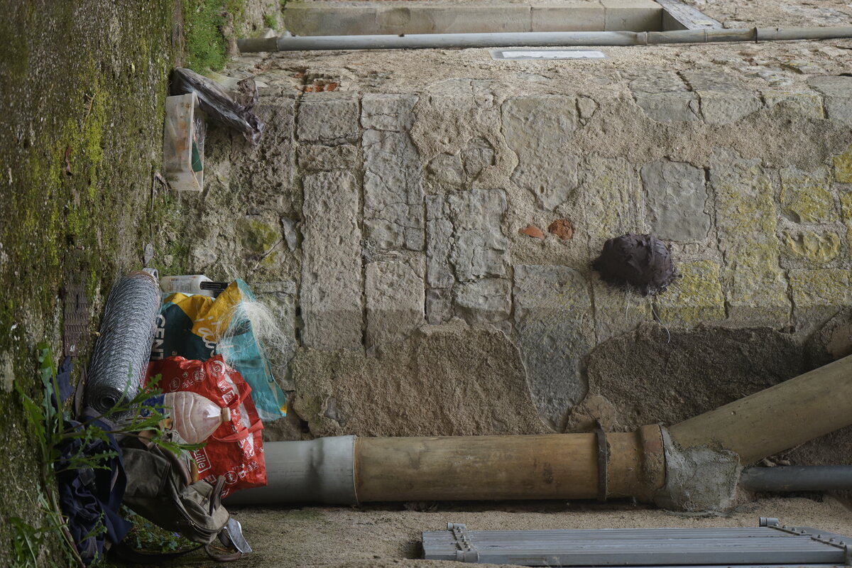Semiostalgia P0015 — Sculpture fraîche, en terre crue, filasse végétale, grillage à poule, Saint-Antonin-Noble-Val