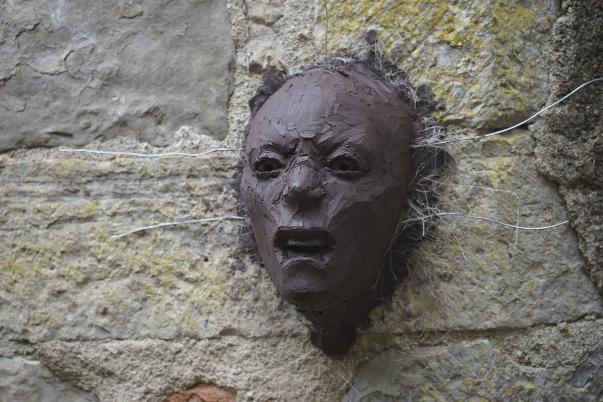 Semiostalgia P0015 — Sculpture fraîche, en terre crue, filasse végétale, grillage à poule, Saint-Antonin-Noble-Val
