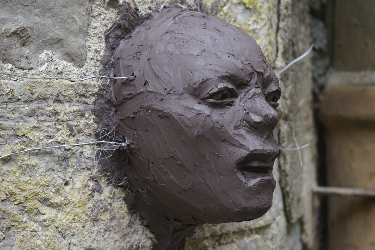 Semiostalgia P0015 — Sculpture fraîche, en terre crue, filasse végétale, grillage à poule, Saint-Antonin-Noble-Val