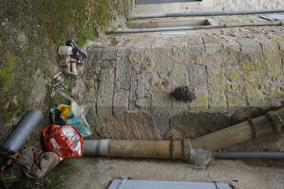 Semiostalgia P0015 — Sculpture fraîche, en terre crue, filasse végétale, grillage à poule, Saint-Antonin-Noble-Val