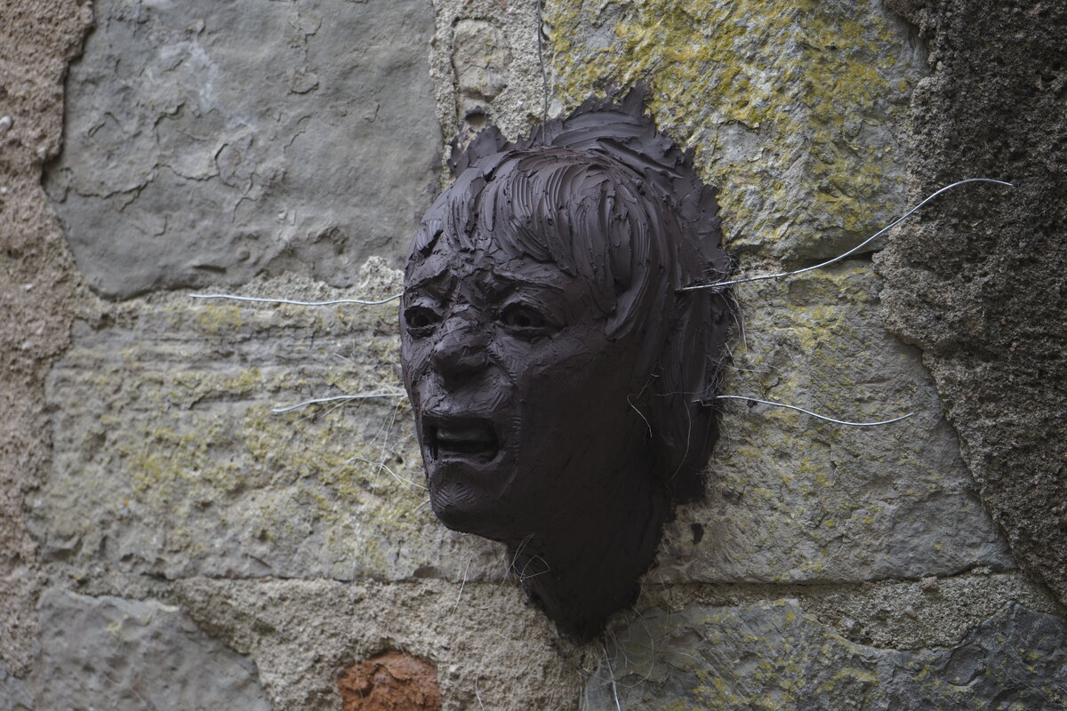 Semiostalgia P0015 — Sculpture fraîche, en terre crue, filasse végétale, grillage à poule, Saint-Antonin-Noble-Val