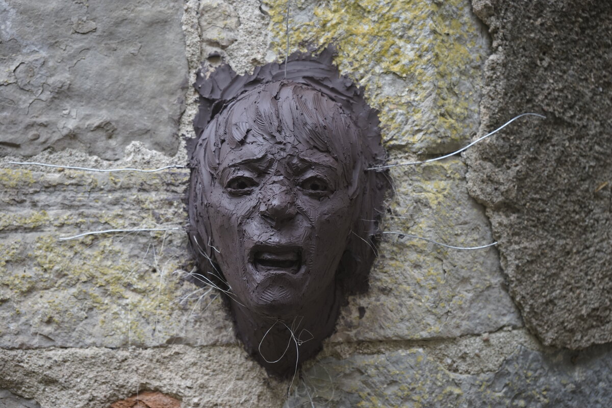 Semiostalgia P0015 — Sculpture fraîche, en terre crue, filasse végétale, grillage à poule, Saint-Antonin-Noble-Val