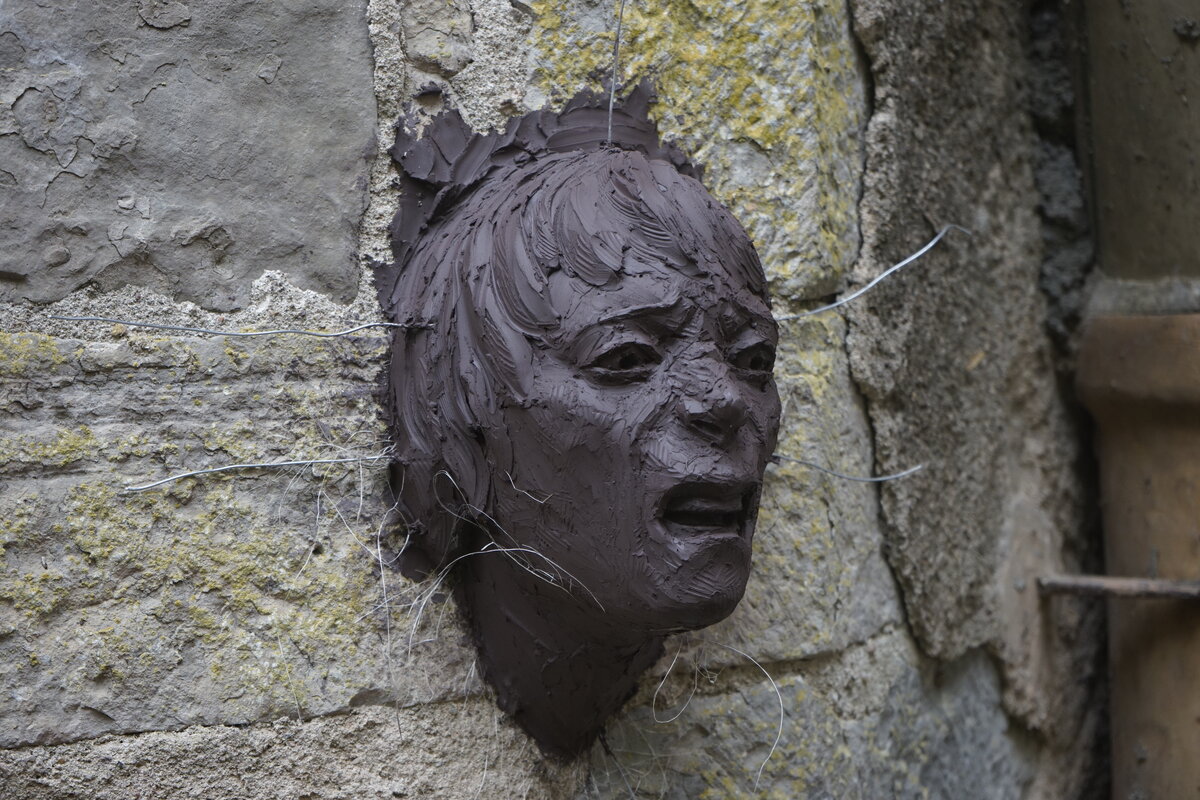 Semiostalgia P0015 — Sculpture fraîche, en terre crue, filasse végétale, grillage à poule, Saint-Antonin-Noble-Val