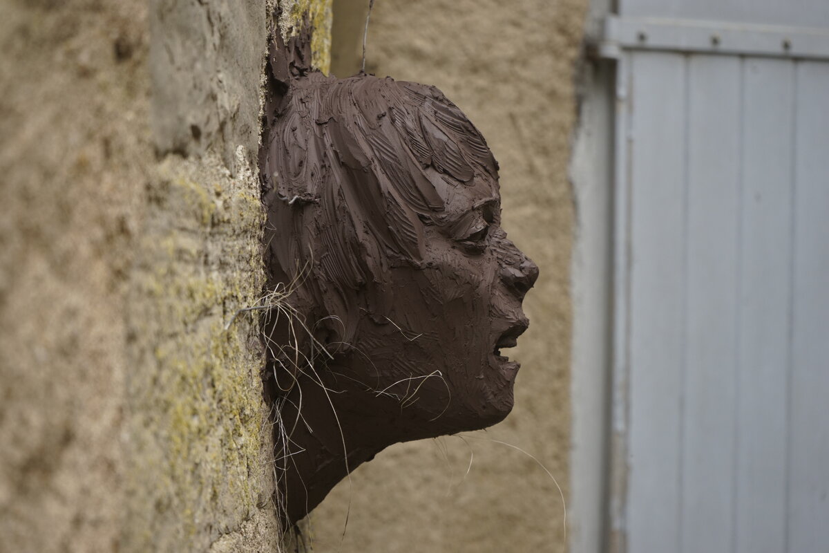 Semiostalgia P0015 — Sculpture fraîche, en terre crue, filasse végétale, grillage à poule, Saint-Antonin-Noble-Val