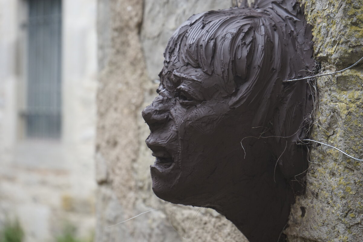 Semiostalgia P0015 — Sculpture fraîche, en terre crue, filasse végétale, grillage à poule, Saint-Antonin-Noble-Val