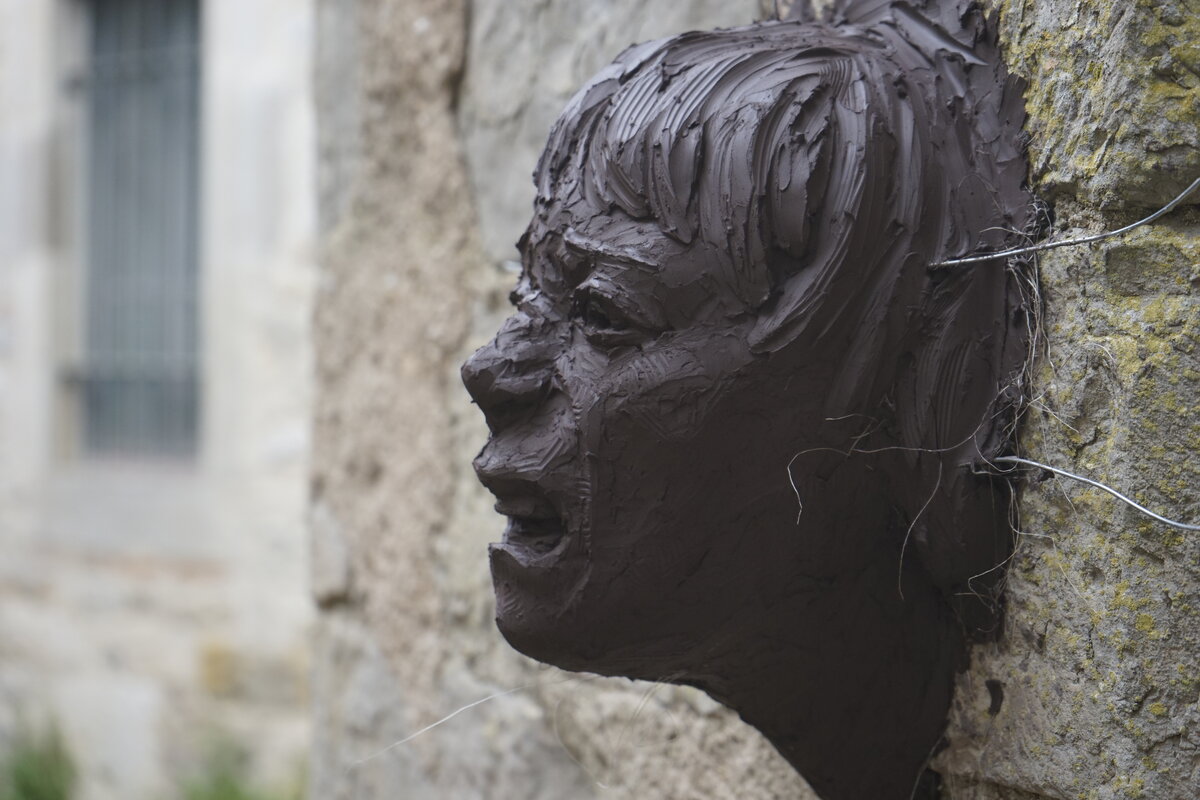 Semiostalgia P0015 — Sculpture fraîche, en terre crue, filasse végétale, grillage à poule, Saint-Antonin-Noble-Val