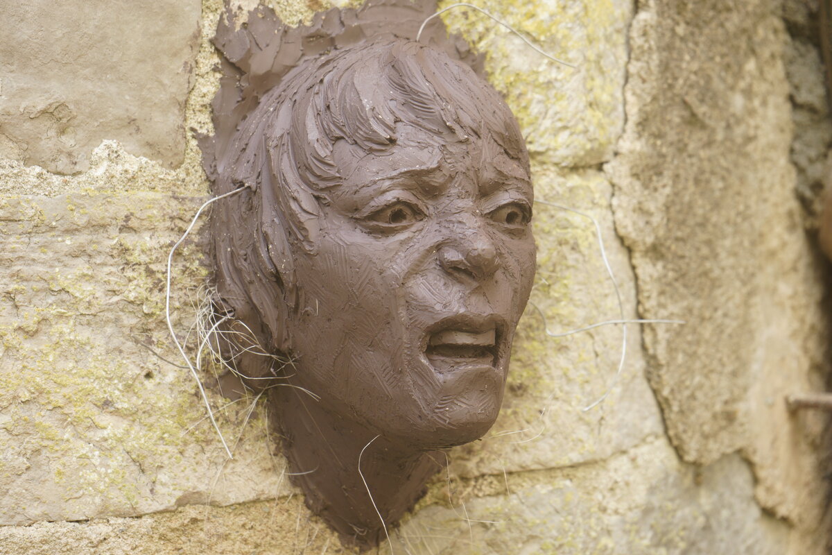 Semiostalgia P0015 — Sculpture fraîche, en terre crue, filasse végétale, grillage à poule, Saint-Antonin-Noble-Val