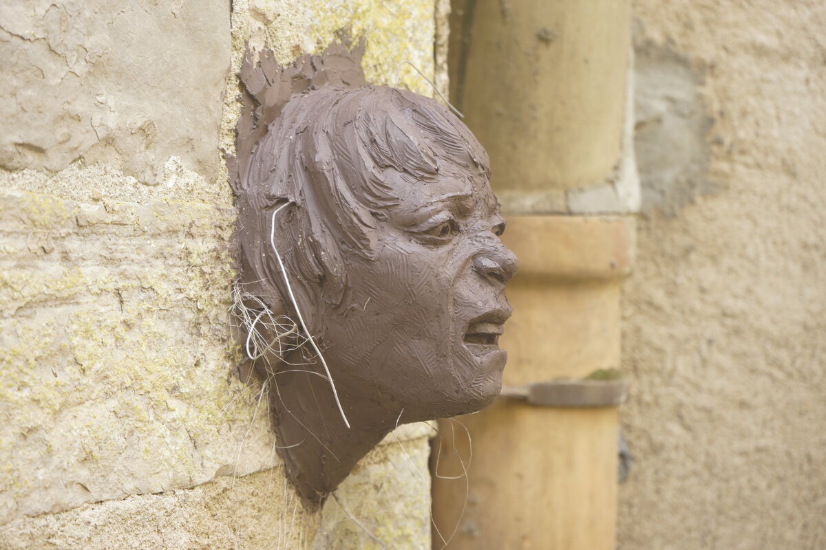 Semiostalgia P0015 — Sculpture fraîche, en terre crue, filasse végétale, grillage à poule, Saint-Antonin-Noble-Val