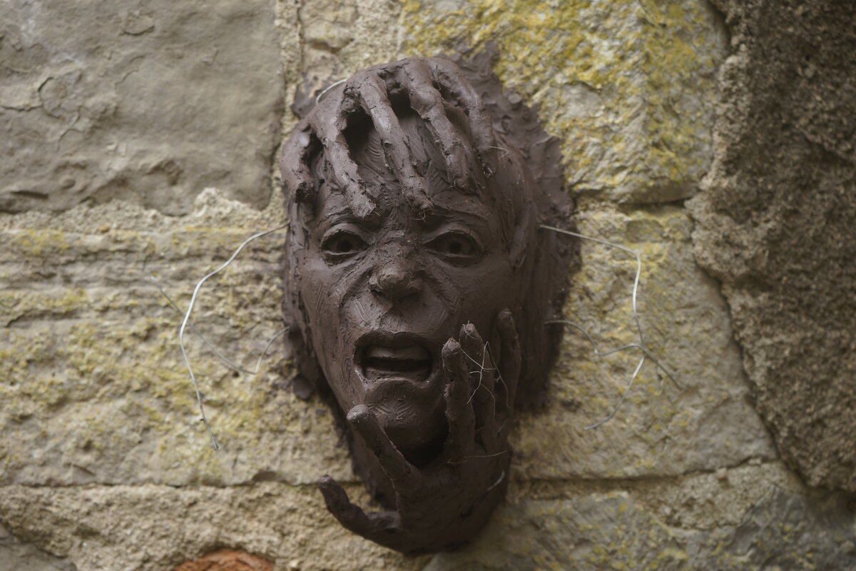 Semiostalgia P0015 — Sculpture fraîche, en terre crue, filasse végétale, grillage à poule, Saint-Antonin-Noble-Val