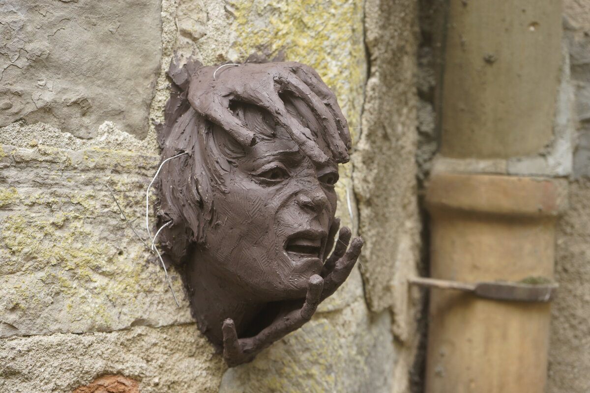 Semiostalgia P0015 — Sculpture fraîche, en terre crue, filasse végétale, grillage à poule, Saint-Antonin-Noble-Val