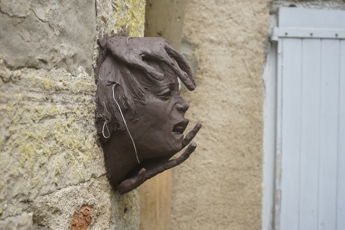 Semiostalgia P0015 — Sculpture fraîche, en terre crue, filasse végétale, grillage à poule, Saint-Antonin-Noble-Val