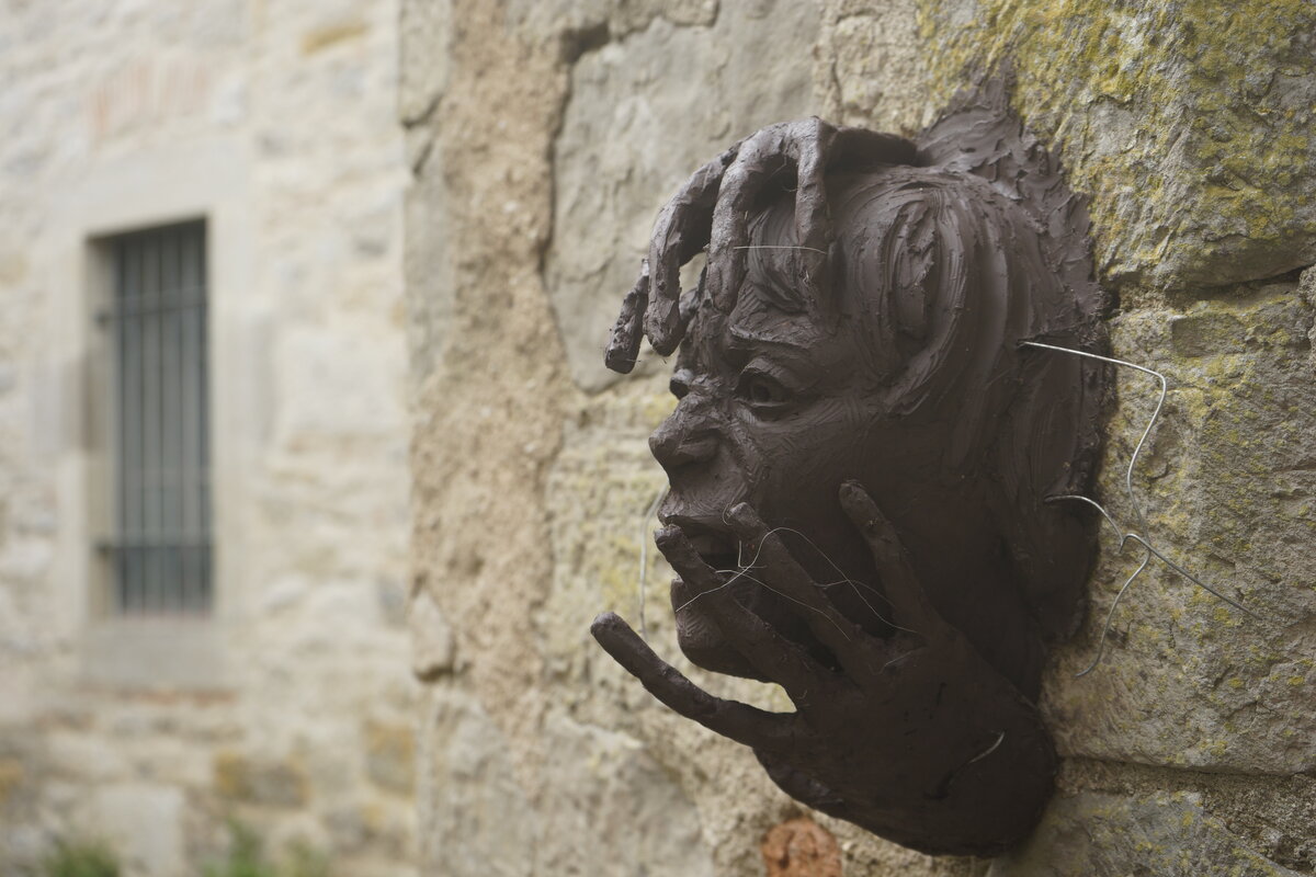 Semiostalgia P0015 — Sculpture fraîche, en terre crue, filasse végétale, grillage à poule, Saint-Antonin-Noble-Val