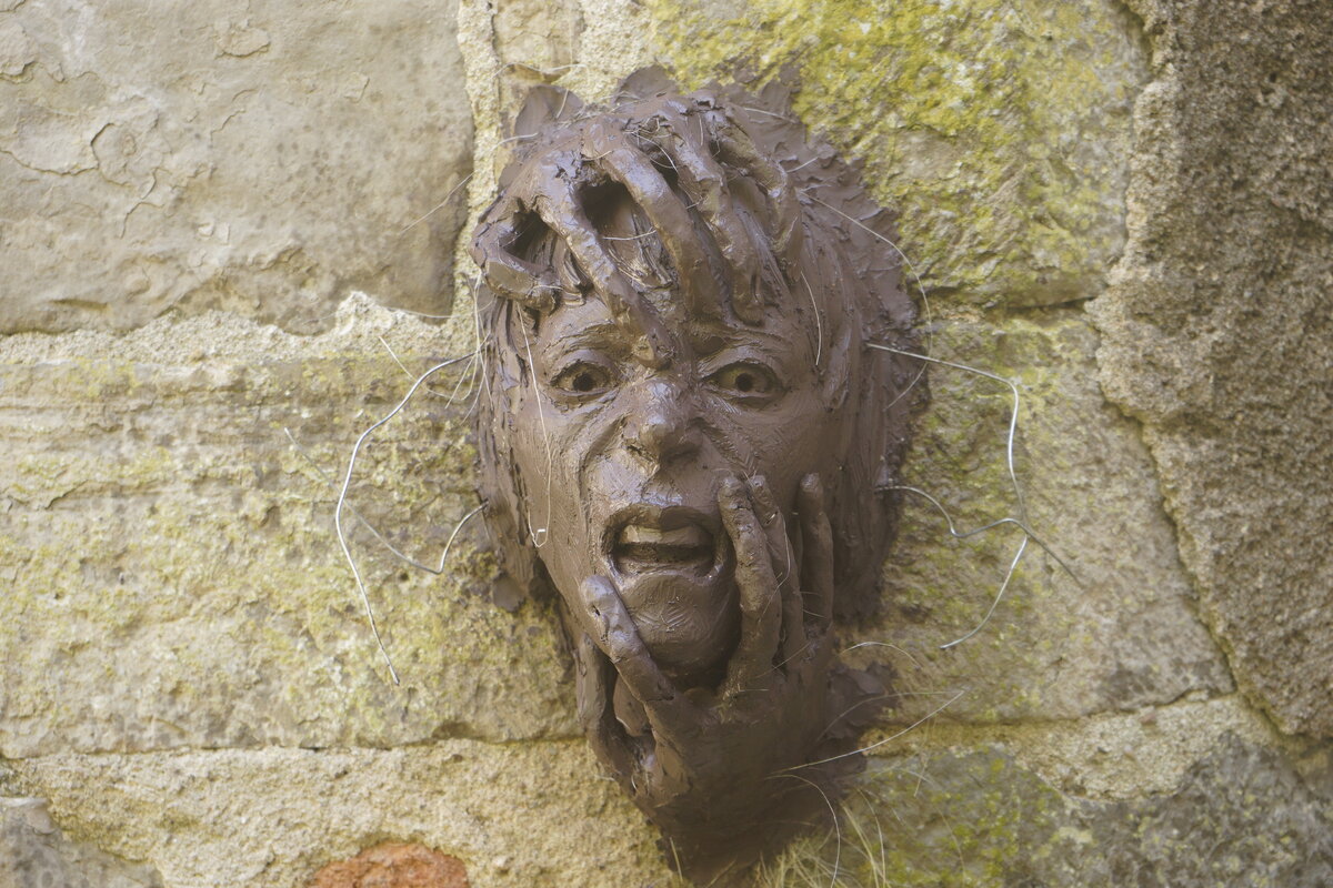 Semiostalgia P0015 — Sculpture fraîche, en terre crue, filasse végétale, grillage à poule, Saint-Antonin-Noble-Val
