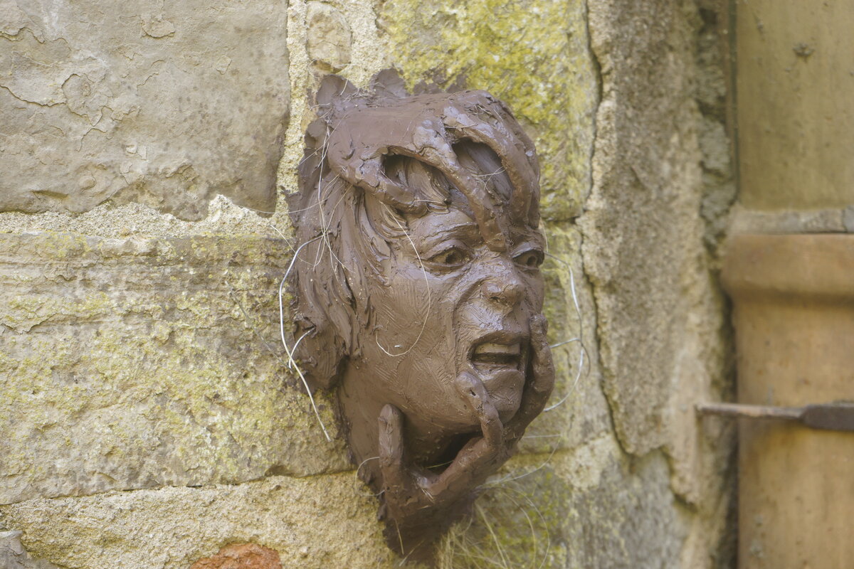 Semiostalgia P0015 — Sculpture fraîche, en terre crue, filasse végétale, grillage à poule, Saint-Antonin-Noble-Val