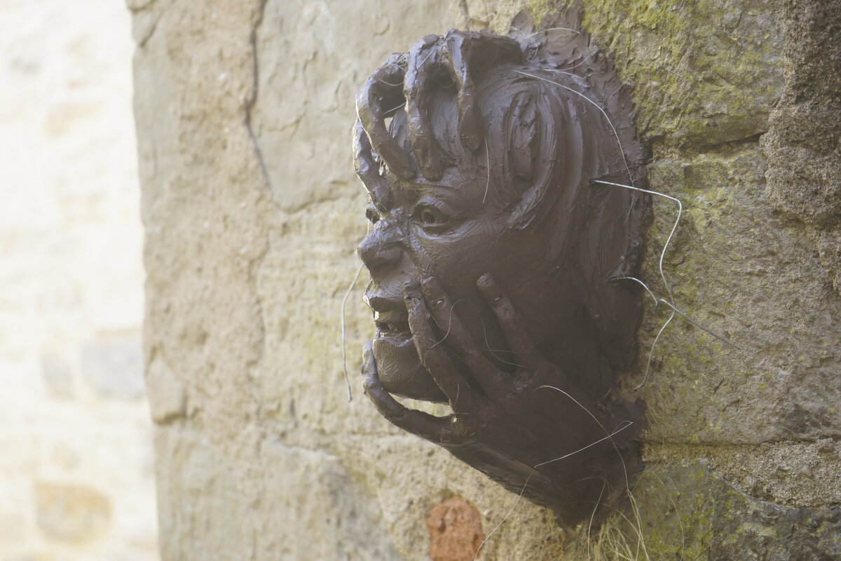 Semiostalgia P0015 — Sculpture fraîche, en terre crue, filasse végétale, grillage à poule, Saint-Antonin-Noble-Val