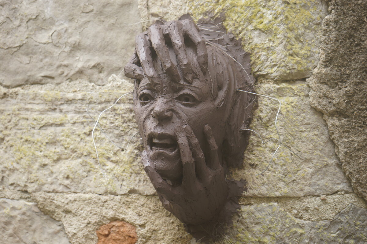 Semiostalgia P0015 — Sculpture fraîche, en terre crue, filasse végétale, grillage à poule, Saint-Antonin-Noble-Val
