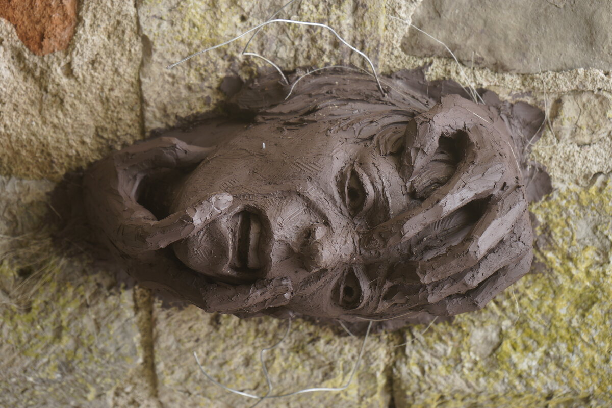 Semiostalgia P0015 — Sculpture fraîche, en terre crue, filasse végétale, grillage à poule, Saint-Antonin-Noble-Val