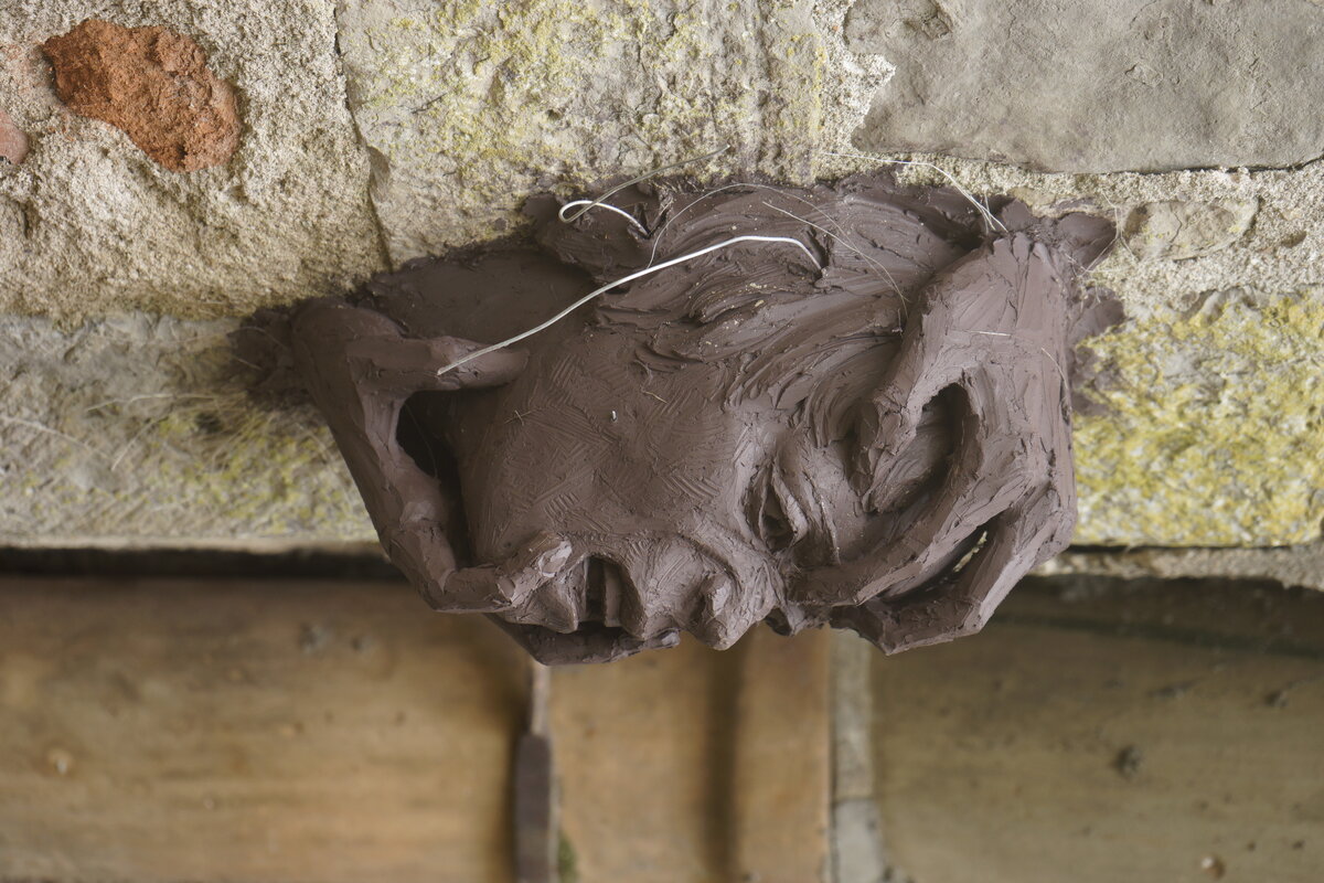 Semiostalgia P0015 — Sculpture fraîche, en terre crue, filasse végétale, grillage à poule, Saint-Antonin-Noble-Val
