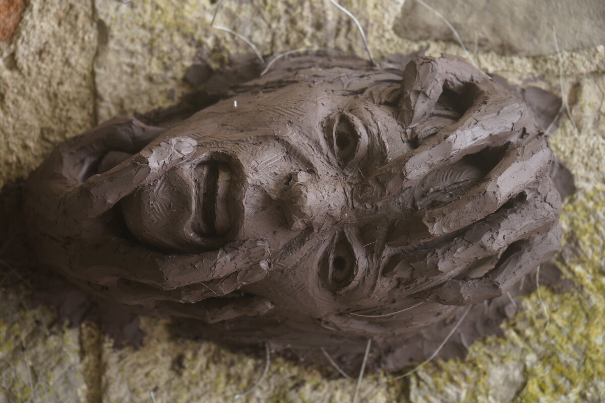 Semiostalgia P0015 — Sculpture fraîche, en terre crue, filasse végétale, grillage à poule, Saint-Antonin-Noble-Val