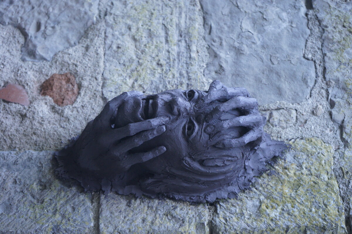 Semiostalgia P0015 — Sculpture en cours de séchage, en terre crue, filasse végétale, grillage à poule, Saint-Antonin-Noble-Val