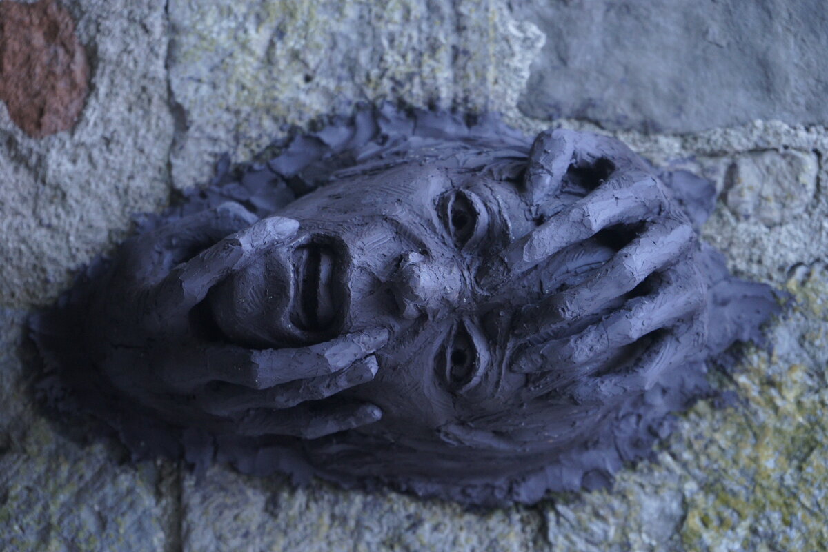 Semiostalgia P0015 — Sculpture en cours de séchage, en terre crue, filasse végétale, grillage à poule, Saint-Antonin-Noble-Val