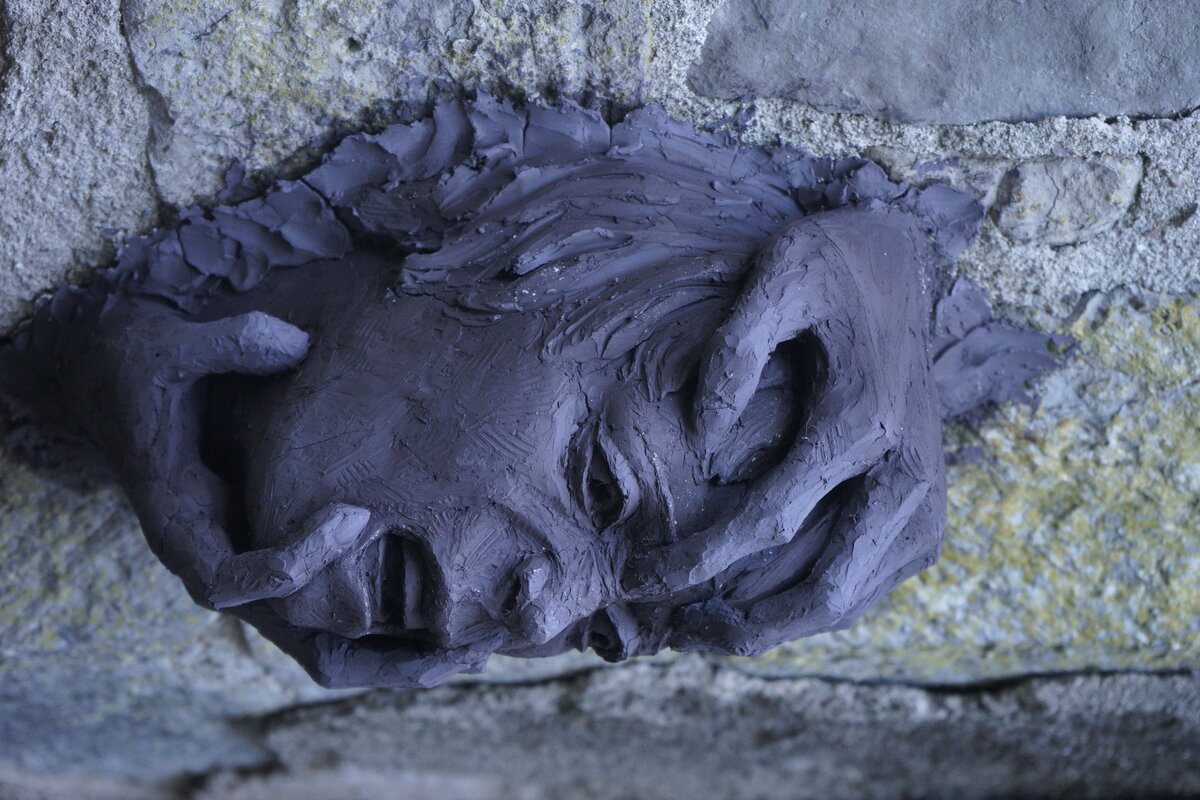 Semiostalgia P0015 — Sculpture en cours de séchage, en terre crue, filasse végétale, grillage à poule, Saint-Antonin-Noble-Val
