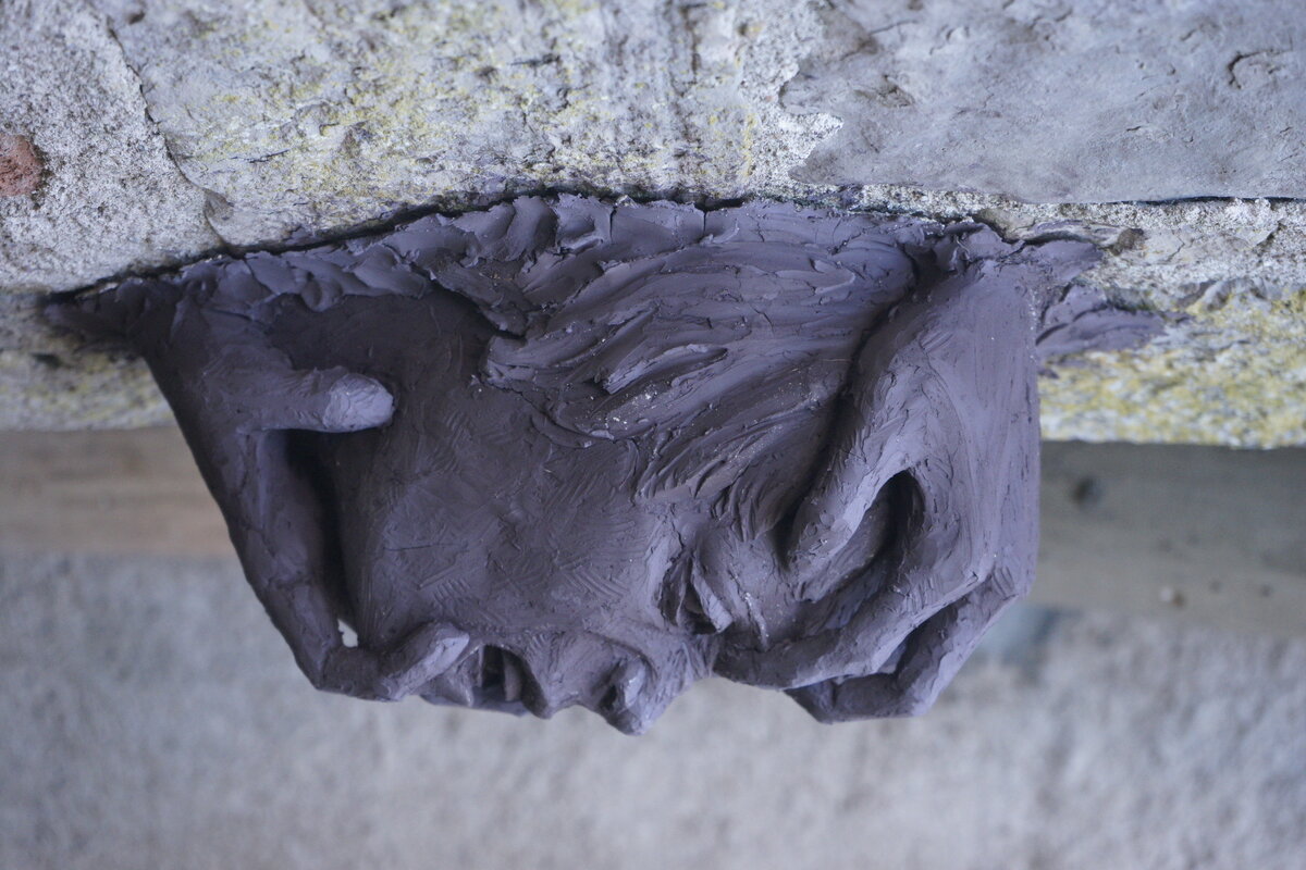 Semiostalgia P0015 — Sculpture fraîche, en terre crue, filasse végétale, grillage à poule, Saint-Antonin-Noble-Val