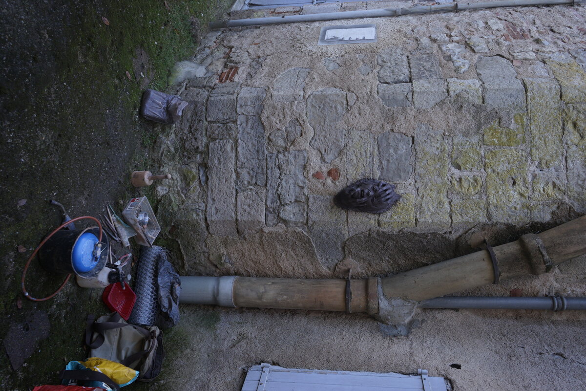 Semiostalgia P0015 — Sculpture en cours de séchage, en terre crue, filasse végétale, grillage à poule, Saint-Antonin-Noble-Val