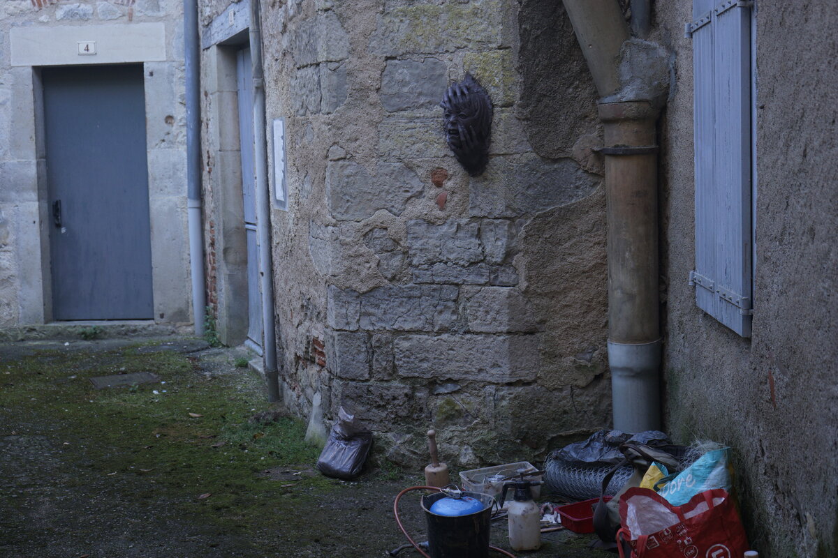 Semiostalgia P0015 — Sculpture en cours de séchage, en terre crue, filasse végétale, grillage à poule, Saint-Antonin-Noble-Val