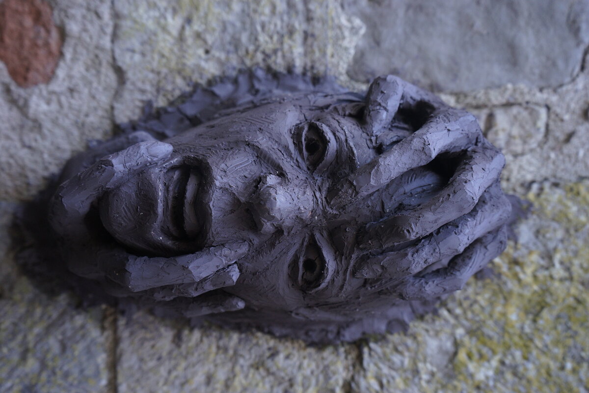 Semiostalgia P0015 — Sculpture en cours de séchage, en terre crue, filasse végétale, grillage à poule, Saint-Antonin-Noble-Val