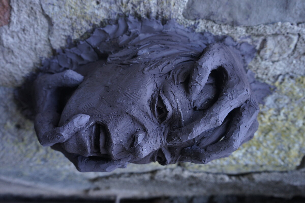 Semiostalgia P0015 — Sculpture fraîche, en terre crue, filasse végétale, grillage à poule, Saint-Antonin-Noble-Val