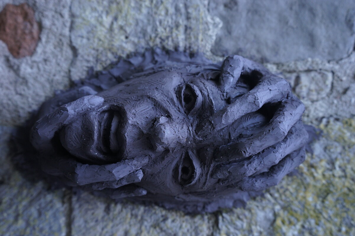 Semiostalgia P0015 — Sculpture fraîche, en terre crue, filasse végétale, grillage à poule, Saint-Antonin-Noble-Val