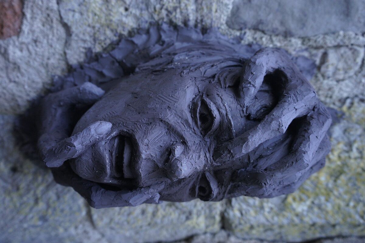 Semiostalgia P0015 — Sculpture en cours de séchage, en terre crue, filasse végétale, grillage à poule, Saint-Antonin-Noble-Val