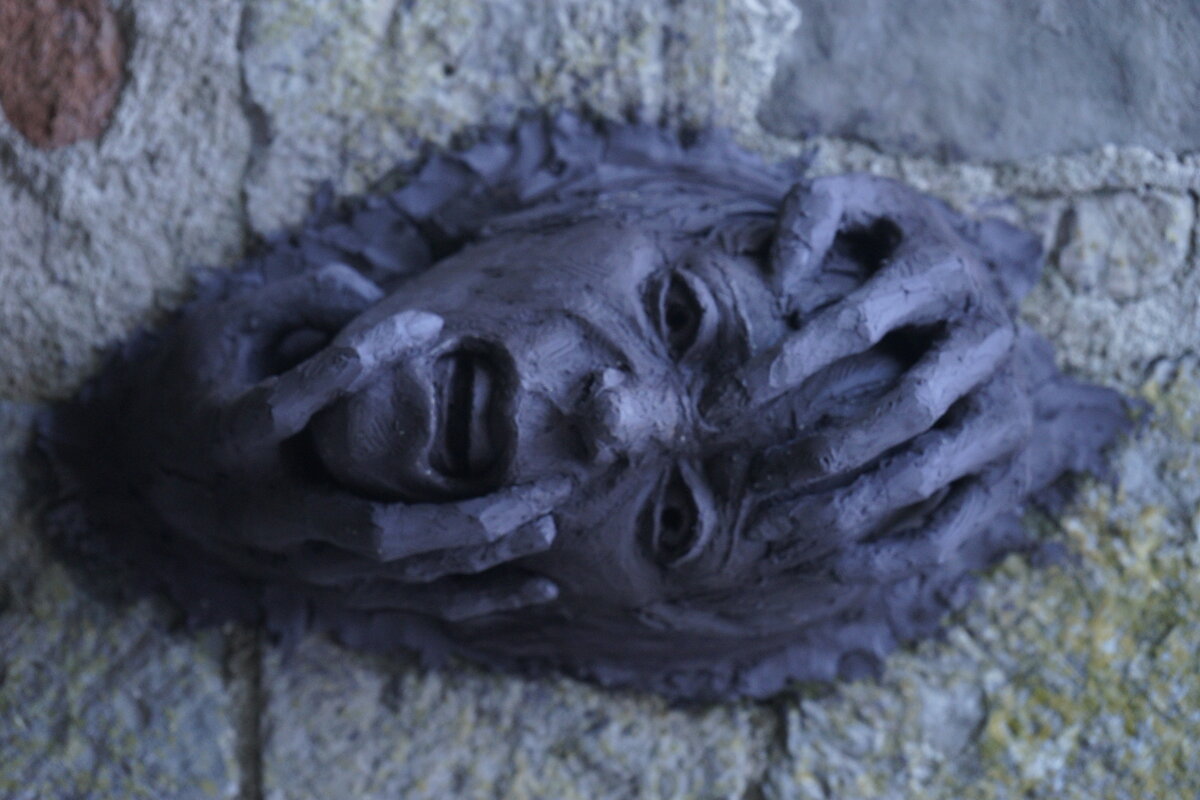 Semiostalgia P0015 — Sculpture en cours de séchage, en terre crue, filasse végétale, grillage à poule, Saint-Antonin-Noble-Val