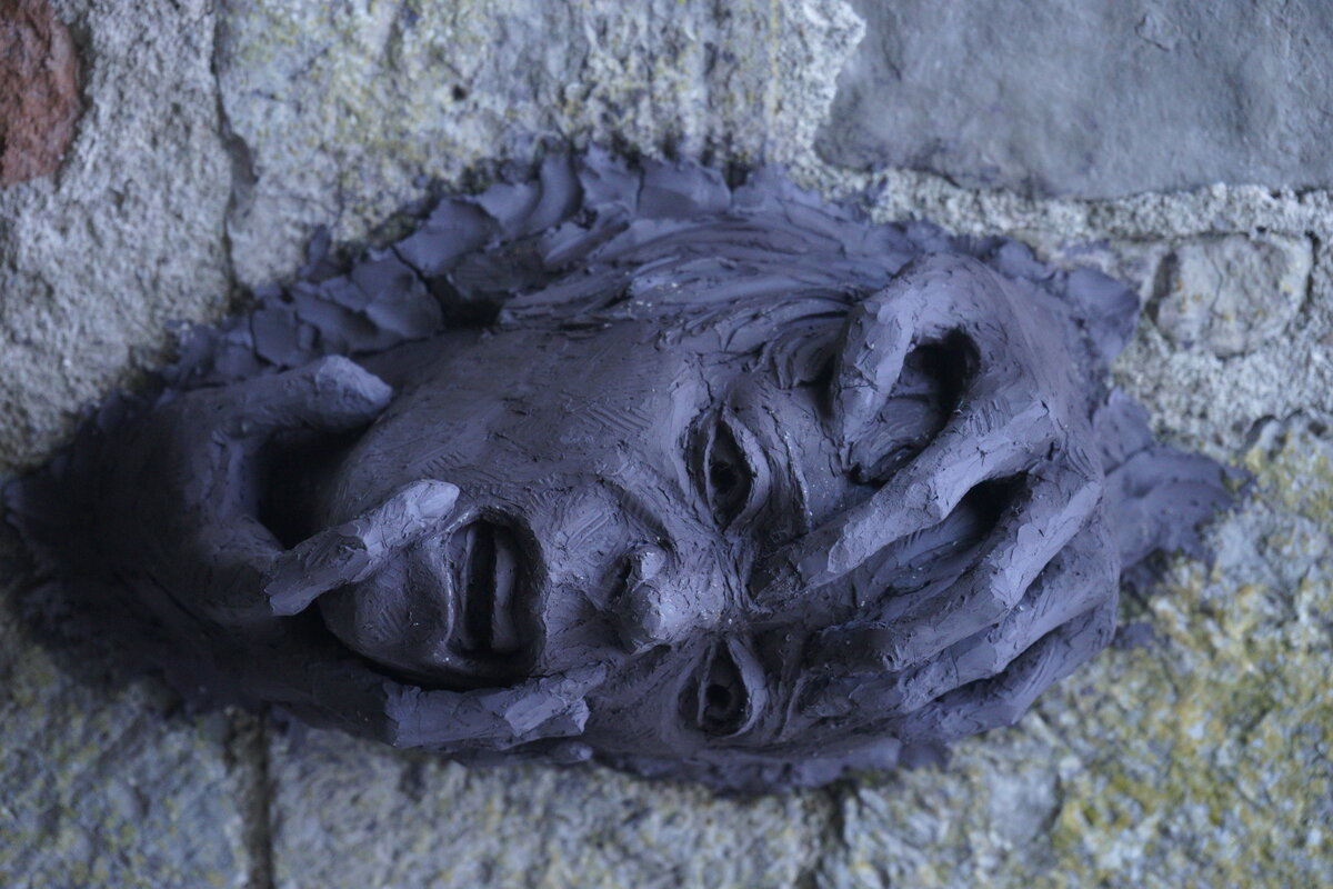Semiostalgia P0015 — Sculpture fraîche, en terre crue, filasse végétale, grillage à poule, Saint-Antonin-Noble-Val