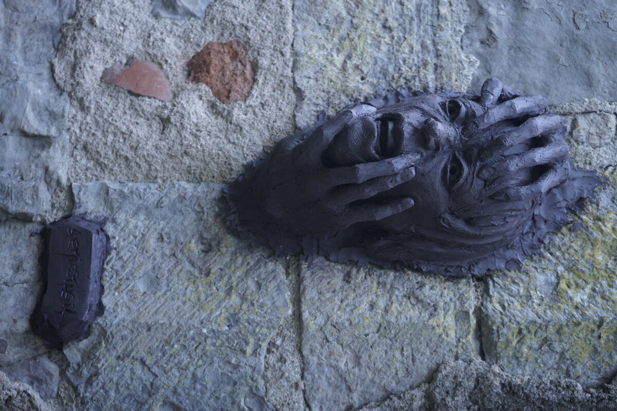Semiostalgia P0015 — Sculpture fraîche, en terre crue, filasse végétale, grillage à poule, Saint-Antonin-Noble-Val