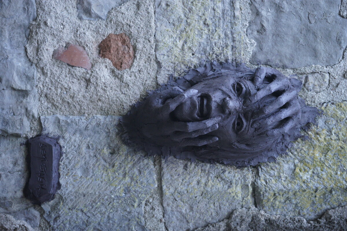 Semiostalgia P0015 — Sculpture en cours de séchage, en terre crue, filasse végétale, grillage à poule, Saint-Antonin-Noble-Val
