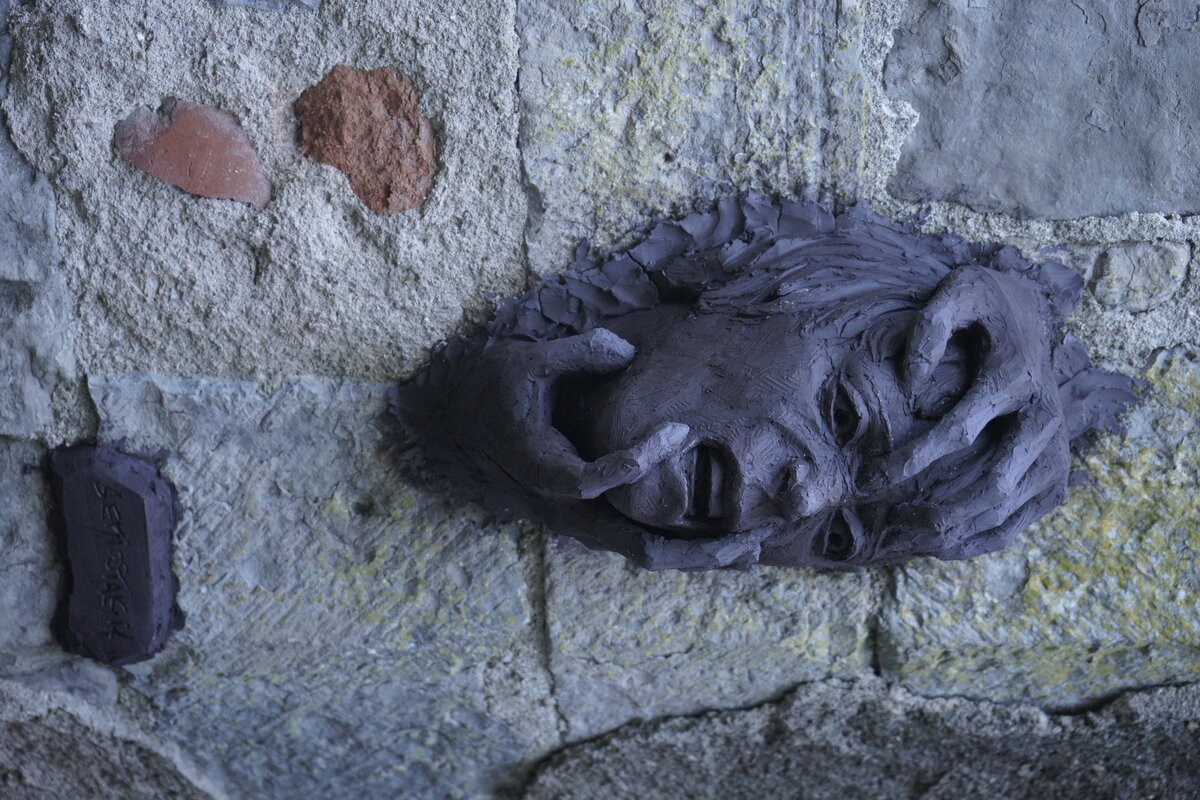 Semiostalgia P0015 — Sculpture en cours de séchage, en terre crue, filasse végétale, grillage à poule, Saint-Antonin-Noble-Val
