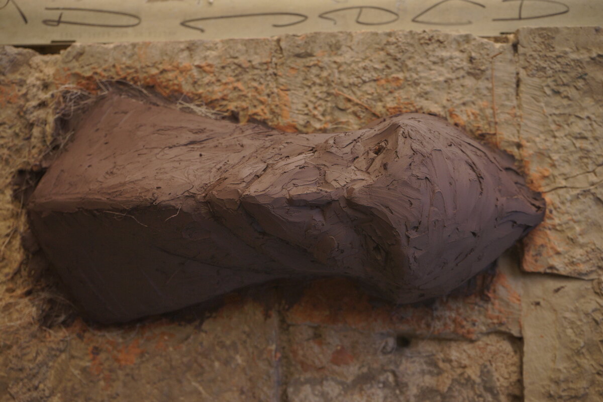 Semiostalgia P0016 — Sculpture fraîche, en terre crue, filasse végétale, grillage à poule, Saint-Antonin-Noble-Val