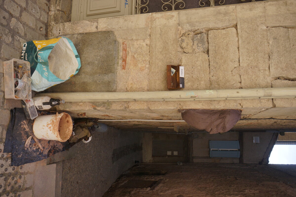 Semiostalgia P0016 — Sculpture fraîche, en terre crue, filasse végétale, grillage à poule, Saint-Antonin-Noble-Val