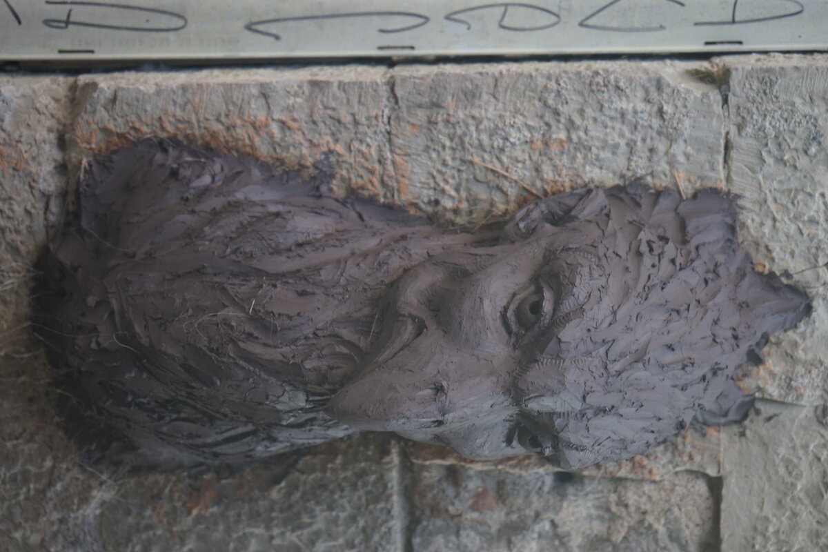 Semiostalgia P0016 — Sculpture fraîche, en terre crue, filasse végétale, grillage à poule, Saint-Antonin-Noble-Val