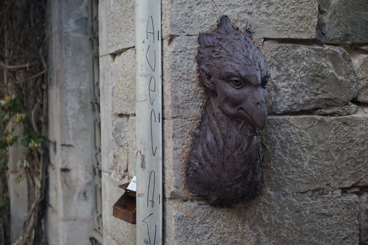Semiostalgia P0016 — Sculpture fraîche, en terre crue, filasse végétale, grillage à poule, Saint-Antonin-Noble-Val